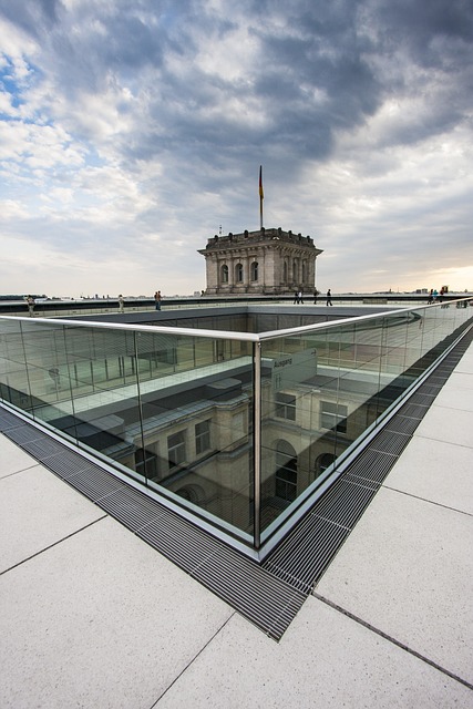 Moderné stavby sa bez skla nezaobídu